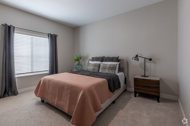 2 habitaciones, 1 baño - 867 pies cuadrados - Dormitorio principal - Stonefield of Clinton 55+ Senior Living