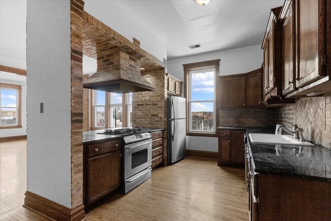 Building Photo - 3401 W Armitage Ave Unit 2