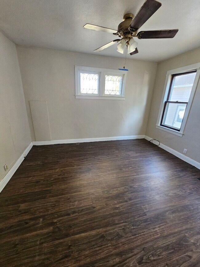 Photo - 407 1st St NE