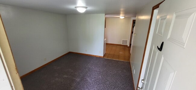 Building Photo - 2 Bedroom Unit 4