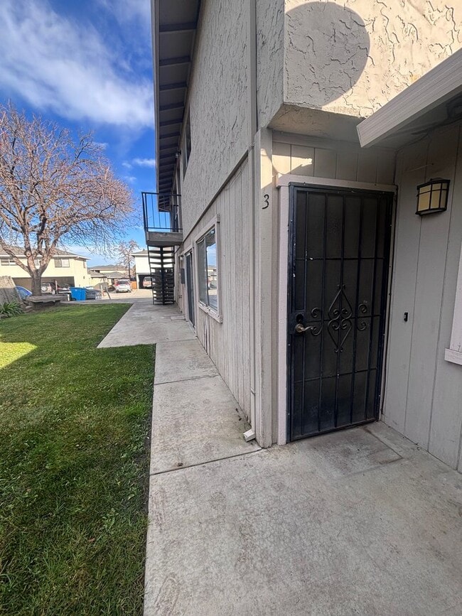 Building Photo - 2 Bedroom, 1.5 Bathroom Apartment Unit 1530-3