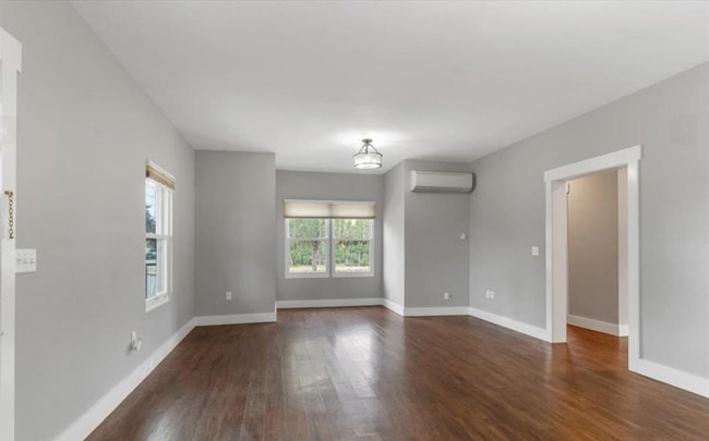 Photo - 3505 Lancaster Dr NE