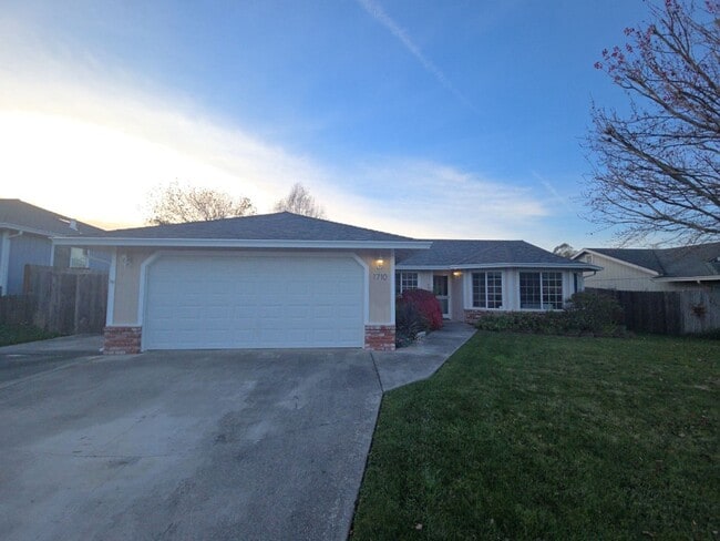 Building Photo - Pet friendly! 3DB/2BA Fortuna home on quiet road!