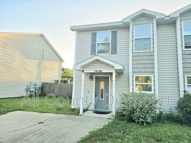 Building Photo - 1913 Laurel Ave