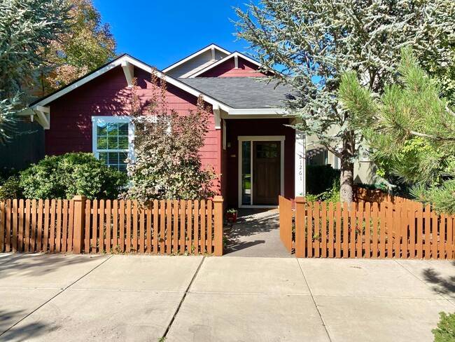Building Photo - 3BR - 2.5 BA Charming Greenway Home in Lar...