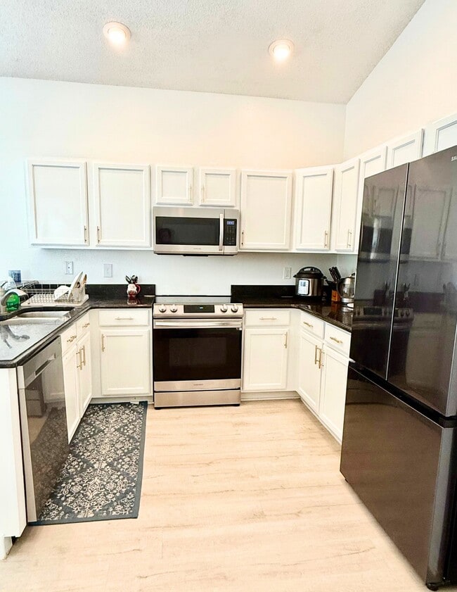 Cocina luminosa y brillante - 2414 Siward Ave