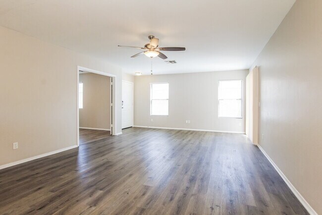 12529 W Santa Fe Ln