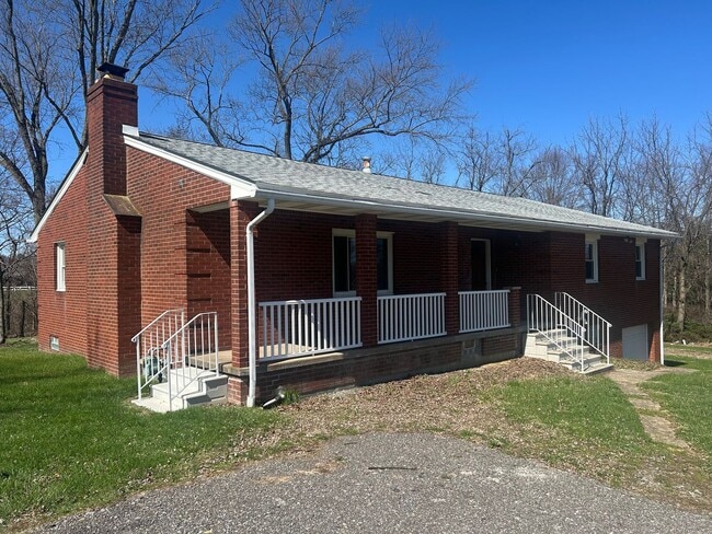 Building Photo - 4-bedroom Home in Cranberry Twp