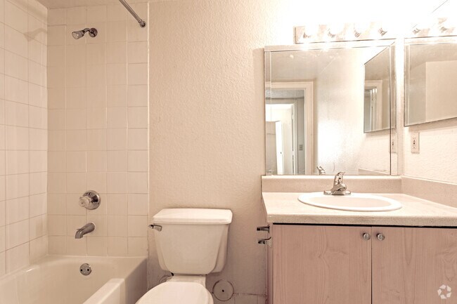 2BR,2BA - 774 SF