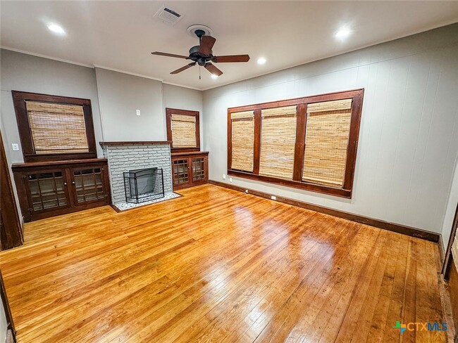 Photo - 507 W Brazos St