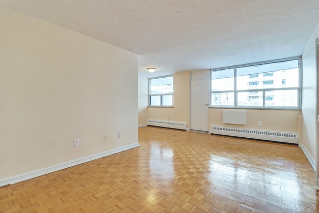 Photo - 300 Eglinton Ave E