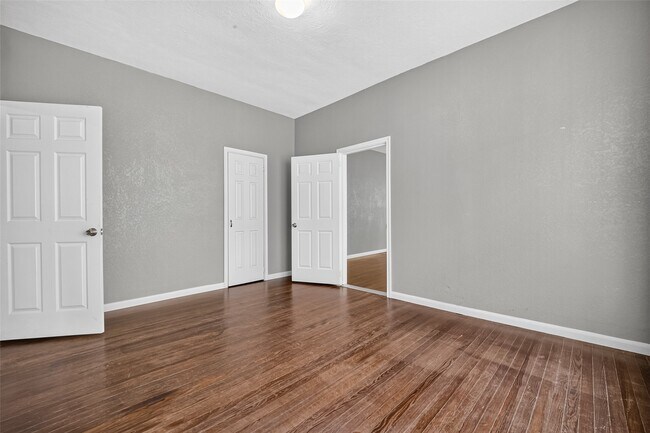 Photo - 3010 Garrow St