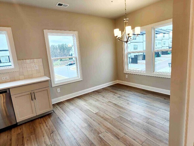 Photo - 1054 Knoxboro Ln