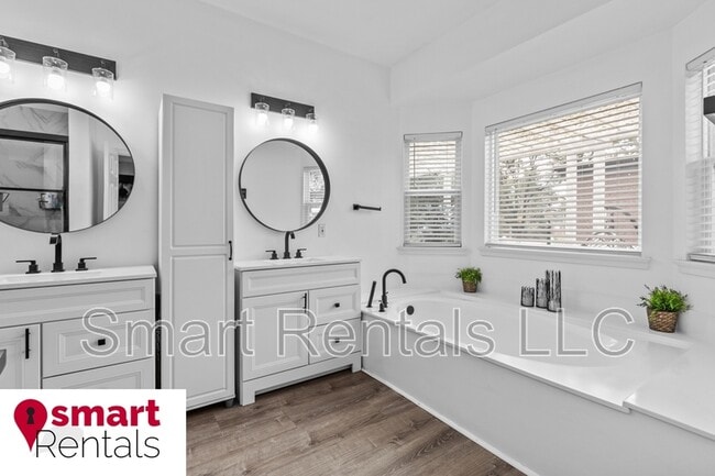 Photo - 944 Wellesley Pl Dr