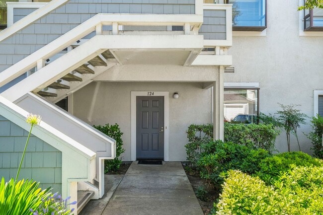 Building Photo - Beautiful single level condo, lower level ... Unit 124