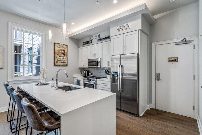 Photo - 731 St Charles Ave