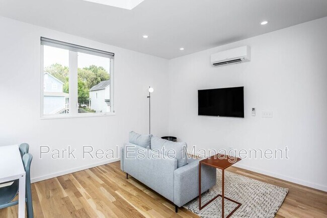 Photo - 323 S East St