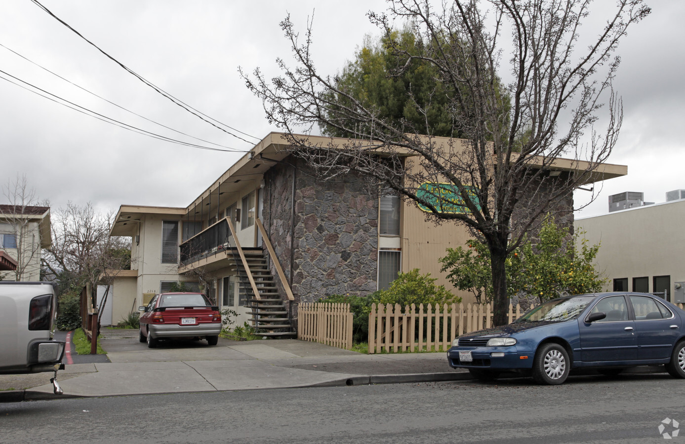 Lemon Tree Manor Apartments - Lemon Tree Manor Apartments