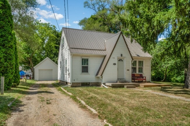 Photo - 806 Douglas St