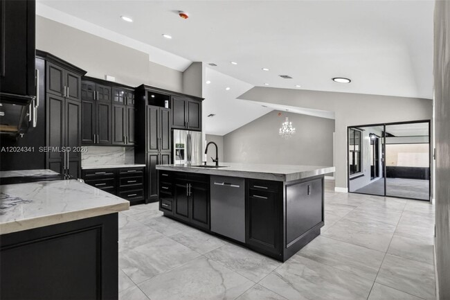 Building Photo - 9654 Sun Pointe Dr