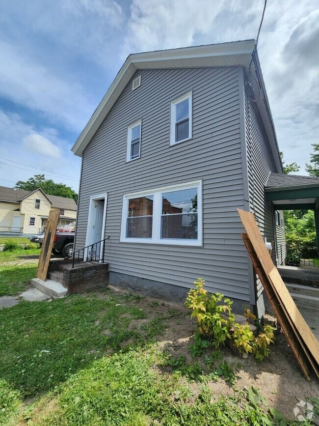 Building Photo - Five Bedroom Single Family Home!