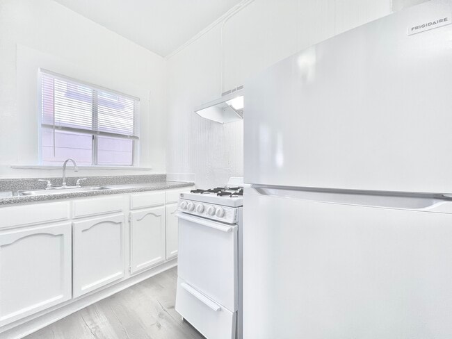 Photo - 427 S Alvarado St