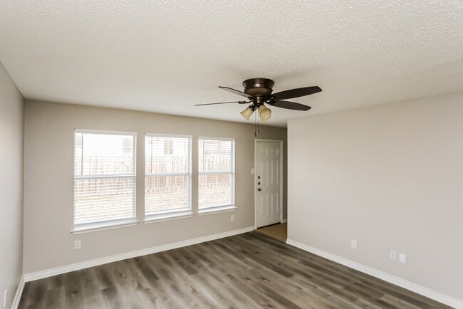 Photo - 1009 Chelsea Ln