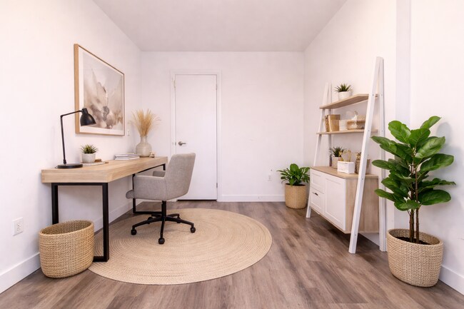 Photo - 579 College St