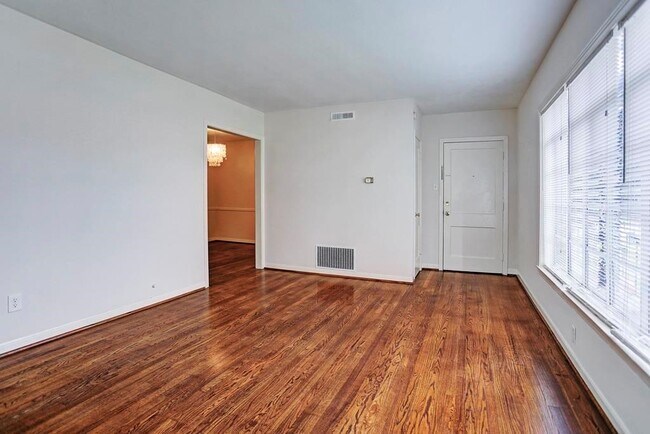 Photo - 2535 Shakespeare St