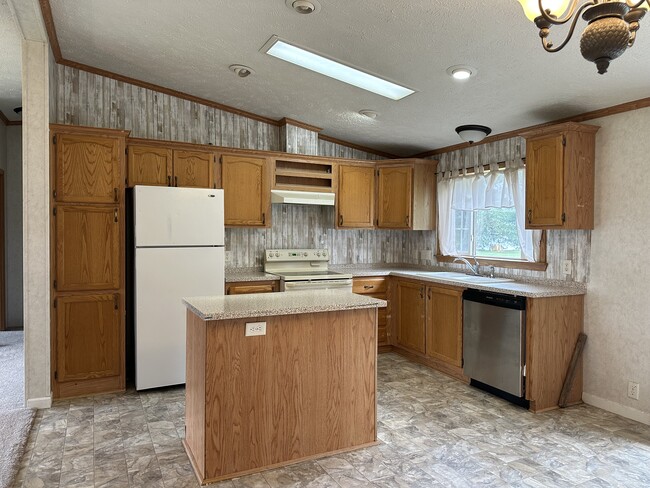 Photo - 1725 Burnside Rd