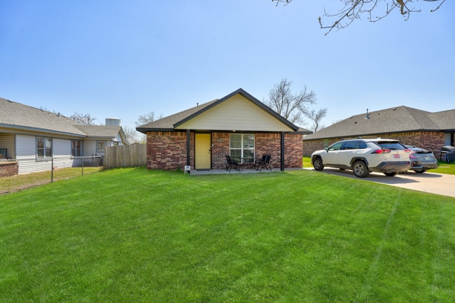 Photo - 4 Bedroom, 4 Bathroom in Shawnee!