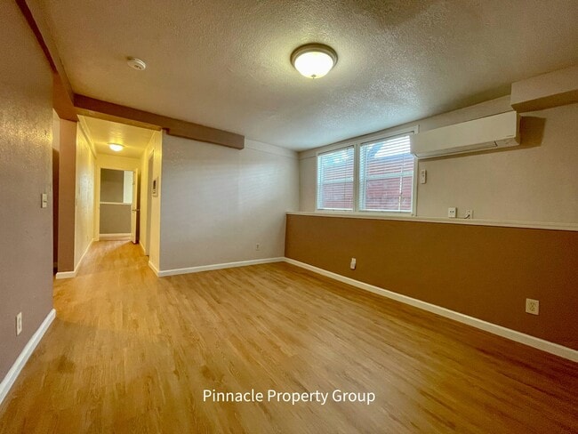 Photo - 496 N 7th St Unidad B