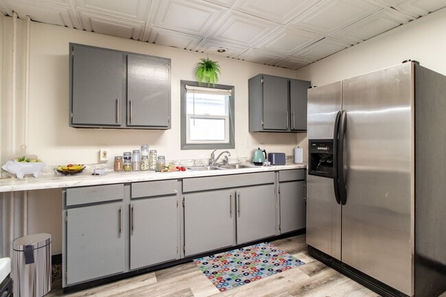 Photo - Available June 1st - RECENTLY REFRESHED 2 BED/1 BATH Unidad 1