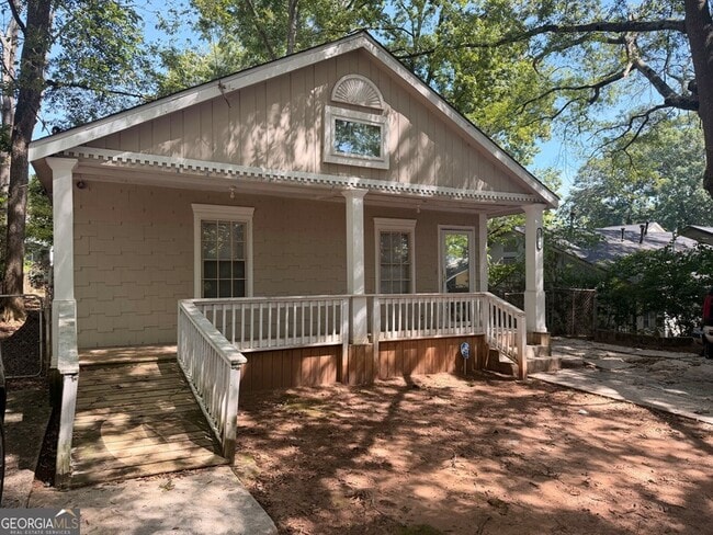 Photo - 1166 Garibaldi St SW