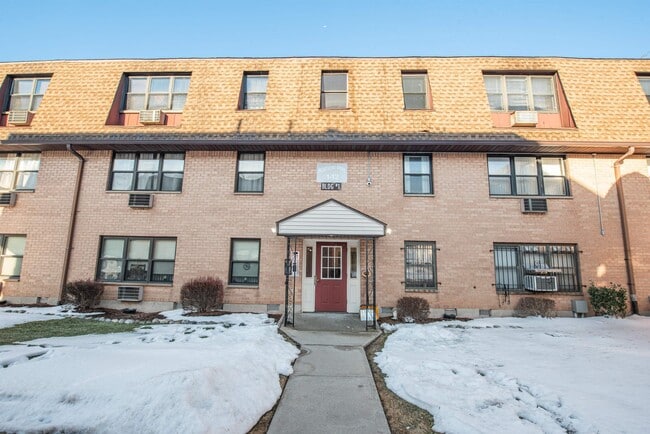 Building Photo - 12 N End Dr Unit 12