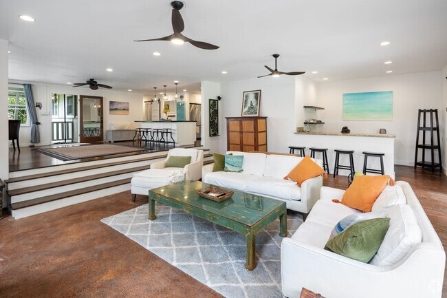 Building Photo - Privately Gated, Cool, Spacious Home, Tuck...