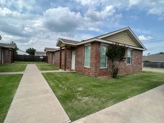 Building Photo - 2503 SW A Ave Unit 4