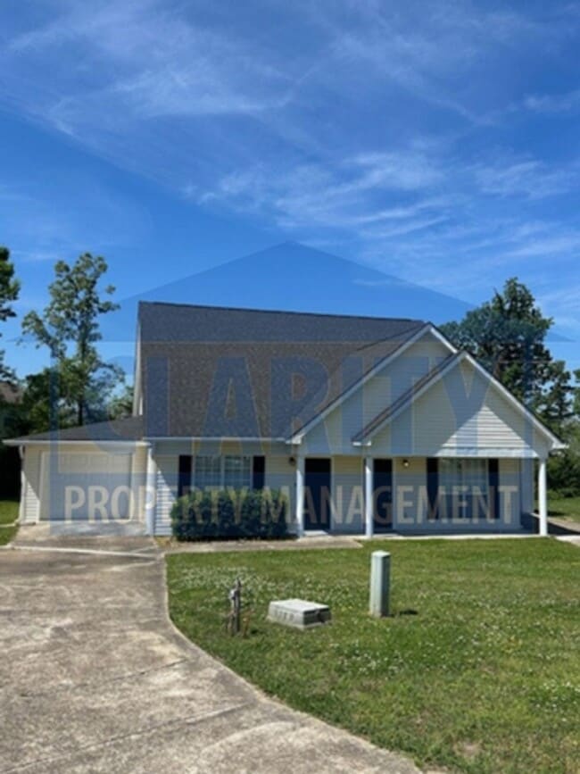 Building Photo - Three-bedroom home in Chattanooga!