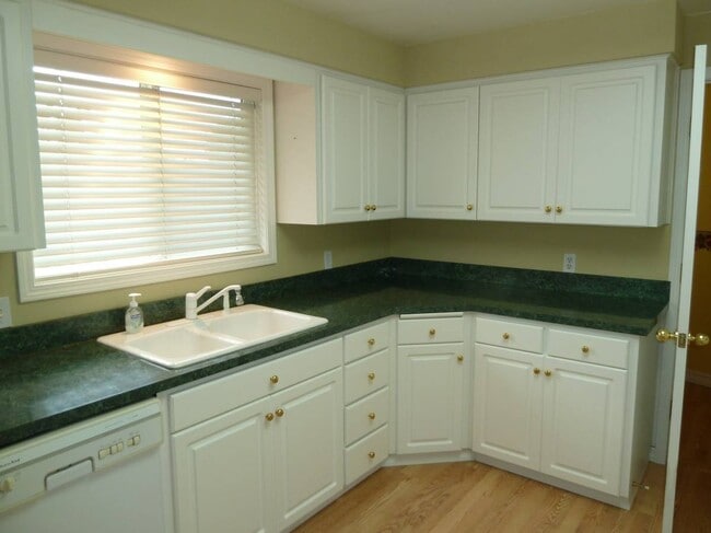 Photo - 4bd/2.5ba huge 2436sqft, 2-car garage, ful...