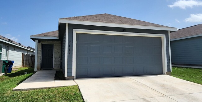 Building Photo - Charming 2-Bed, 2-Bath Home in Thea Meadows