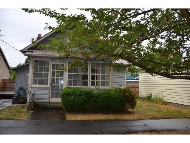 Adorable Cottage Style Home Near Reed College and Woodstock and Trader Joes. - Adorable Cottage Style Home Near Reed College and Woodstock and Trader Joes.