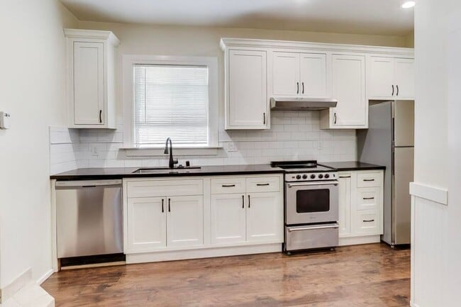 Building Photo - 628 Waverly Street-B Unit B