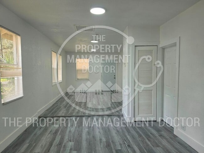 Photo - Comfortable 3-Bedroom Home in Prime Tampa Location – Fully Remodeled!