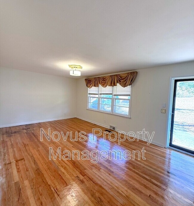 Photo - 100 W Greenwood Dr