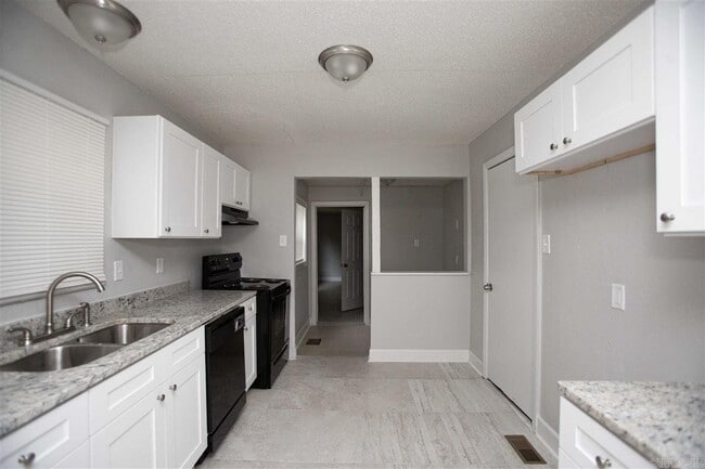 Photo - 123 Saunders Dr