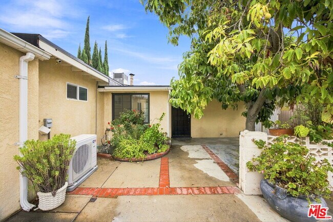 6848 Sylvia Ave