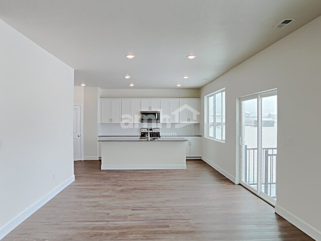 Photo - 2388 Frontier St