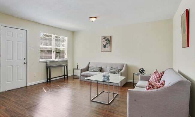 Photo - 2216 Glasgow Dr