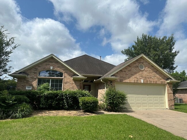 Building Photo - 3 Bedroom, 2 Bath Home with Spacious Backy...