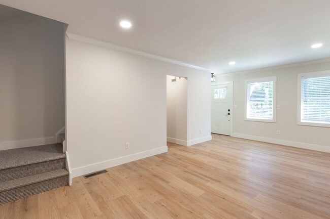 Photo - 3bd/3ba Home w/ Fully Fenced Backyard and Deck!